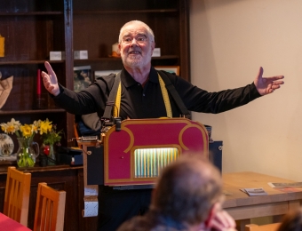 Lustiges Papiertheater 04/25